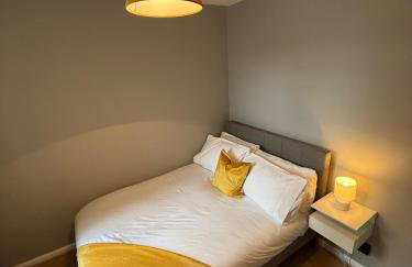 3 Bedroom Apartment with Balcony in London, Free Parking - Photo 16