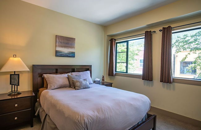 Selkirk Snug by Revelstoke Vacations - Photo 3