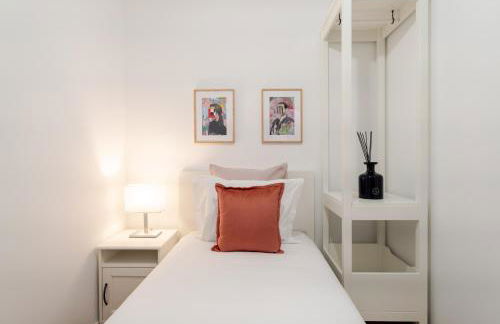 Bright Flat with Balcony & Garage by HostWise - Foto 13