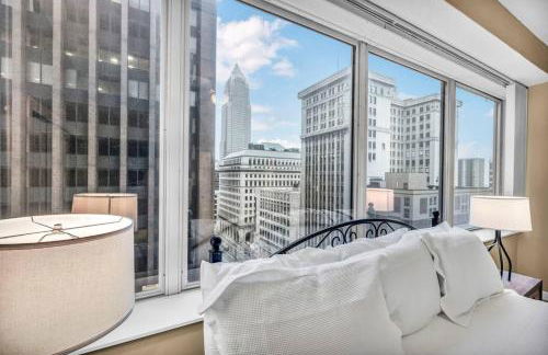 Luxury 13th Floor Condo: Downtown/ Parking 27 /Gym - Photo $