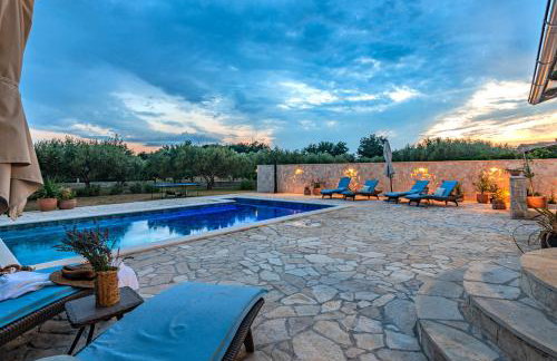 Holiday House Paula sa privatnim grijanim bazenom na mirnoj lokacija blizu mora - Foto 64
