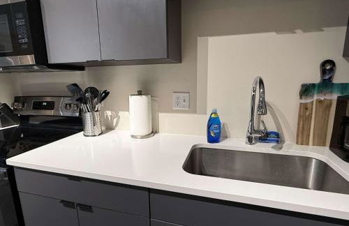 Stylish South Hill Retreat Queen Bed and Sofa Sleeper Full Kitchen Free Parking - Foto 16