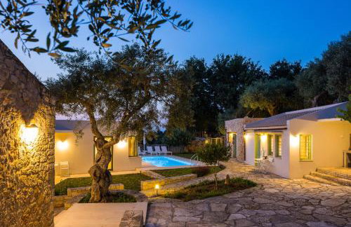 Nature Retreat Green Oasis Villa with Private Pool & Rooftop Hot Tub - Foto 44