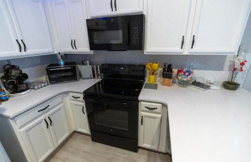 Pet Friendly Modern Zen Studio Retreat W/ Hot Tub! Home by RedAwning - Foto 26