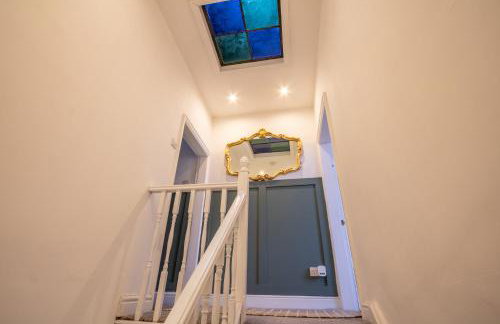 The Narrow House - Victorian house bursting with character & parking - Foto 34