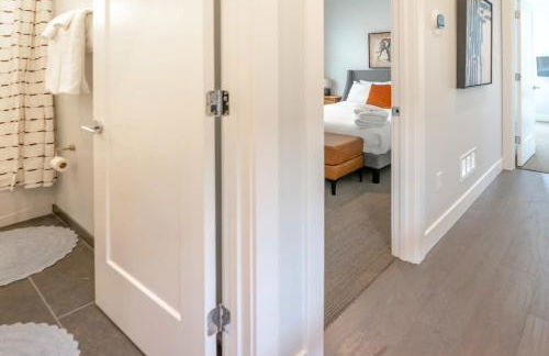 Beautiful Modern 3BR in the Grove ABODEbucks - Photo 37