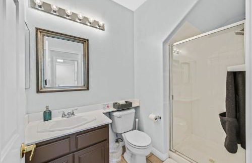 Stunning 4BR Getaway w Pool, Hot Tub, & Firepit - Foto 21