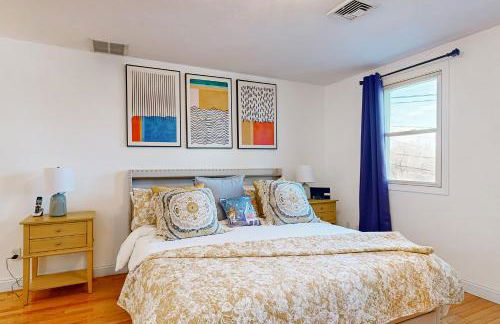 Walk to Transit and Eats! Urban Oasis in Newton - Foto 15