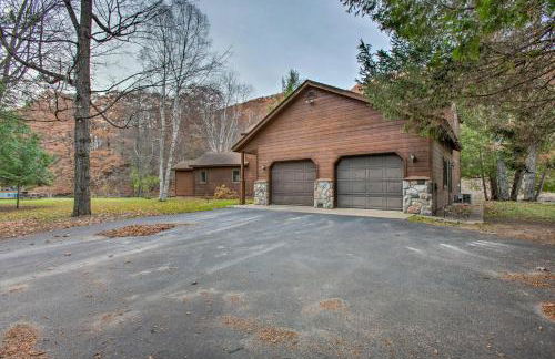 Riverfront Manton Cabin with Pool Table and Fire Pit! - Foto 32