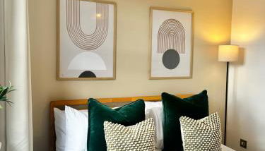 2 BR Flat - Short Lets & Serviced Accommodation Manchester with 2 Parking Spaces - Close to Hospitals - Foto 2