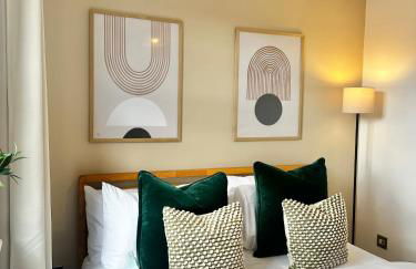 2 BR Flat - Short Lets & Serviced Accommodation Manchester with 2 Parking Spaces - Close to Hospitals - Foto 2