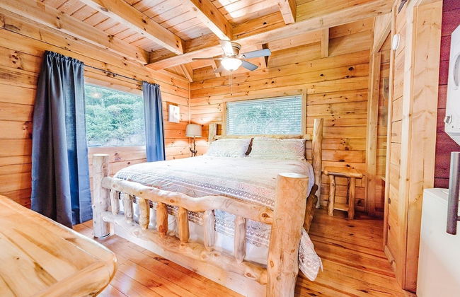 J Willy's Refuge 2 Bedroom Cabin by RedAwning - Photo 4