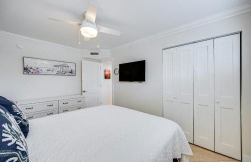 Naples Condo with Pool - Walk to Dining and Beach - Foto 12