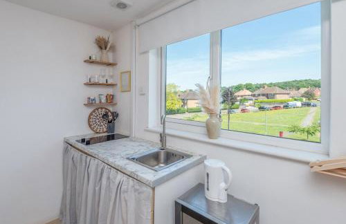 #30 Cozy & Stylish Studio Retreat - Near Odds Farm Park - Sleeps 2 - Perfect for business travelers and Couples - Free parking - Foto 30