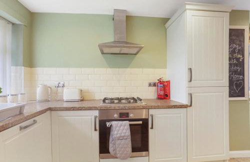Spacious 4 Bedroom House with Parking - Foto 22