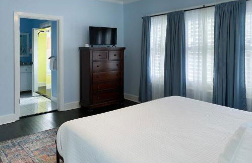 Charming home with pool, enclosed yard, patio & great Woodlawn Lake location - Foto 29