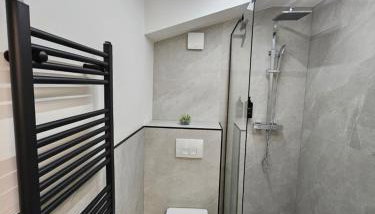Modern Homes - Voll ausgestatte Wohnung - Balkon - Hotelbetten - 4K TV - WLAN - Foto 4, Shower, heating