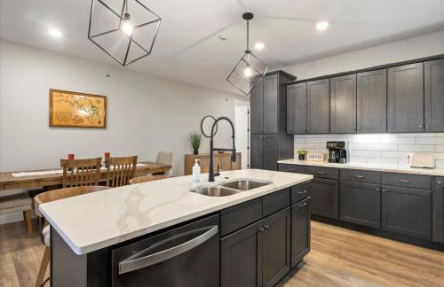 Family-Fun Lakeside Luxury at Topsider in Osage w/ 2 Pools, Prime Views Pack N' Play & Games - Foto 15