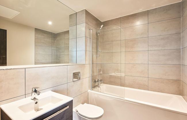 Seven Living Bracknell - Free Parking on Site - Foto 12