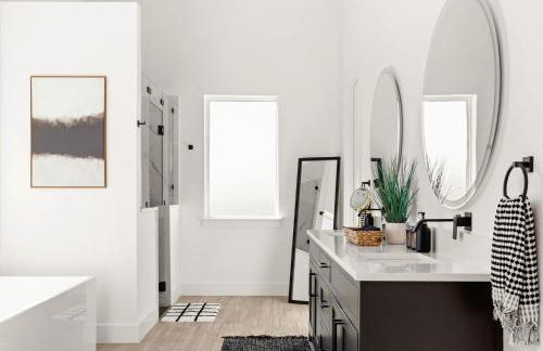 Designer Home with Hot Tub BBQ & Hill Views - Foto 26