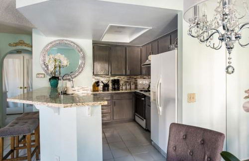 Glamorous Regal Design Home with Private Patio and Garage - Foto 27