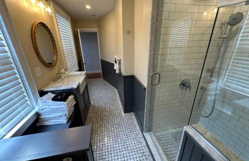 Charming Victorian Home Downtown Newport - Photo 16