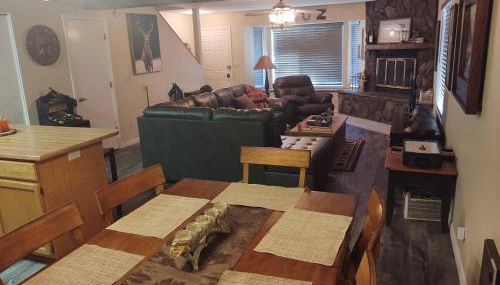 2BR Gated Escape With A Pool And Walk to Dining and Trails - Foto 4