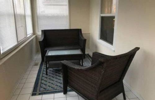 Spacious Home in DT Libertyville Near Naval Base - Foto 4