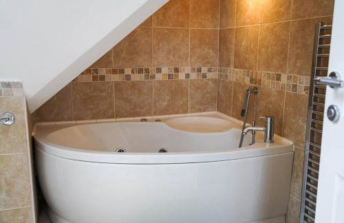 Large 4-bed house for up to 7 guests w 2x parking - Foto 36