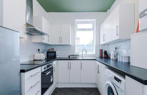 NEW! Modern 3-Bed House, Free Parking, Fast Wi-Fi & Easy Manchester Access - Foto 51