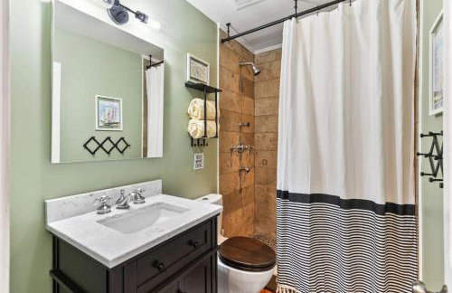 Updated and Spacious Home with Huge Yard Office and Decks - Foto 39