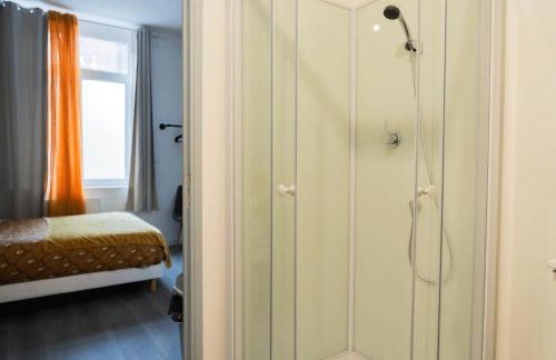 CitizenHouse Anzin - 4 Studios - 15 à 36m2 - Jardin - Terrasse - Accès autonome - WiFi - Netflix - Foto 20