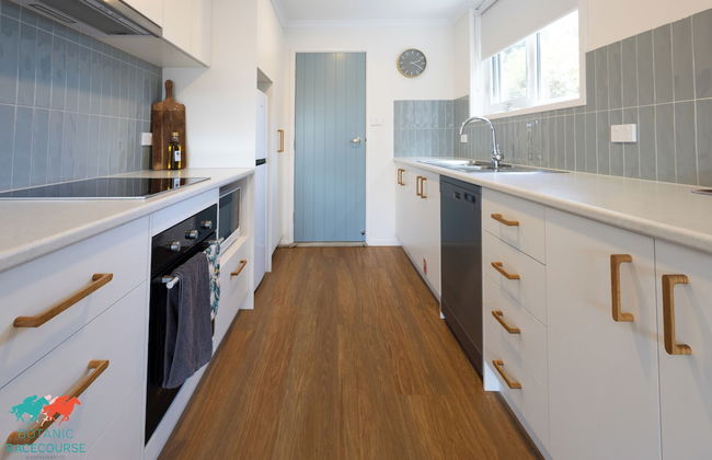 Botanic Racecourse Apartments - Photo 8