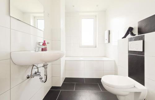 Tolstov Apartments - 3 Room Apartments - Kitchen - Balcony - 5 min to Messe DUS - Foto 24