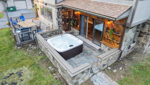 2 Houses, 22+Guests, 2 Hot Tubs, Renovated, Events Welcome! - Foto 4, Garden, sunbed, Garden view