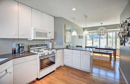 Lakefront Family Retreat with Grill Steps to Beach! - Foto 10