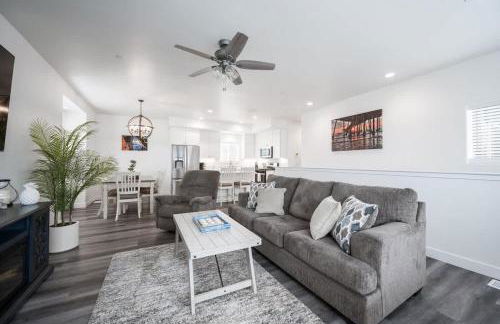 Game Room! Rooftop Deck! Sleeps 11 - Photo 1