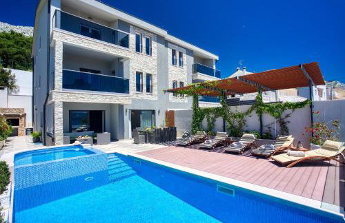 LUXURY VILLA PARADISE 120m from sandy beach, heated pool, billiard, max 12 pax - Foto 2