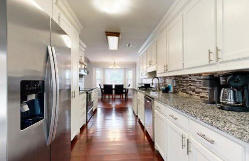 Bring Your Pup! Goose Creek Home with Private Pool - Foto 20