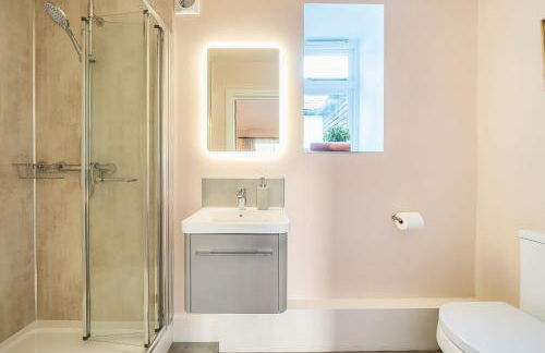 Artist's Studio - Photo 28