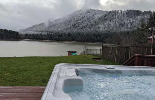 Lakefront Eatonville Cabin with Dock and Mtn Views! - Foto 25