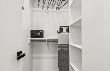 New Modern Dallas Skyline Rooftop Firepit and a Garage - Foto 29