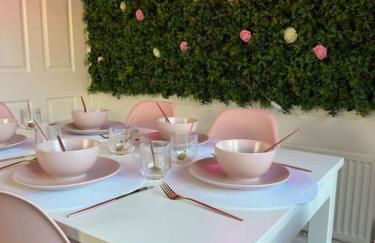 #1 Most Viral Pink House w Ball Pit - Foto 17