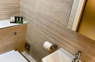 Tranquil retreat with hot tub - Photo 11