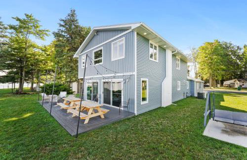 Lakefront - Spacious Family Getaway with Dock! - Foto 45