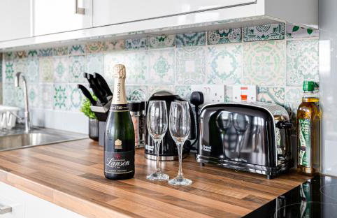 Stunning 2 bed apt with free parking close to CC - Foto 16