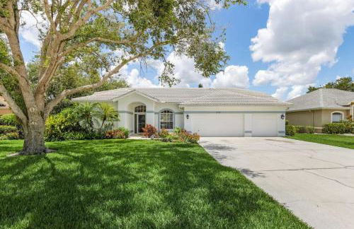 Villa Tropicana Luxury pool home. Gated community - Photo 5