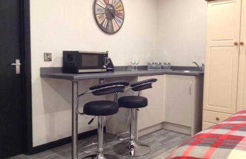 Rooms @ Number Six - Photo 43