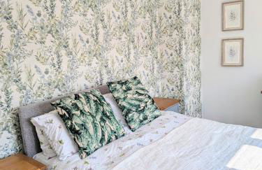 Coastal Whisper Sleeps 10 with Parking - Foto 29