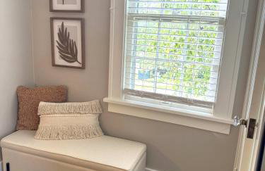 Walk Downtown & River Stylish Cozy Stay w Huge Porch - Foto 16